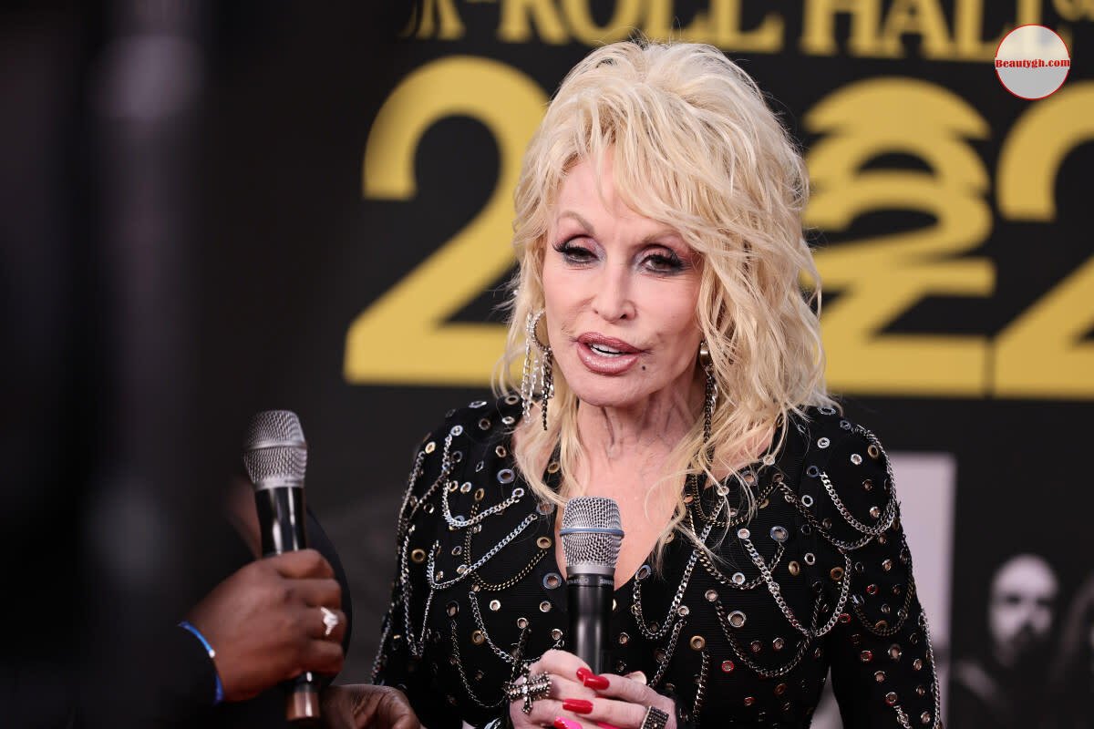 Dolly Parton: A Legendary Biography of the Queen of Country Music